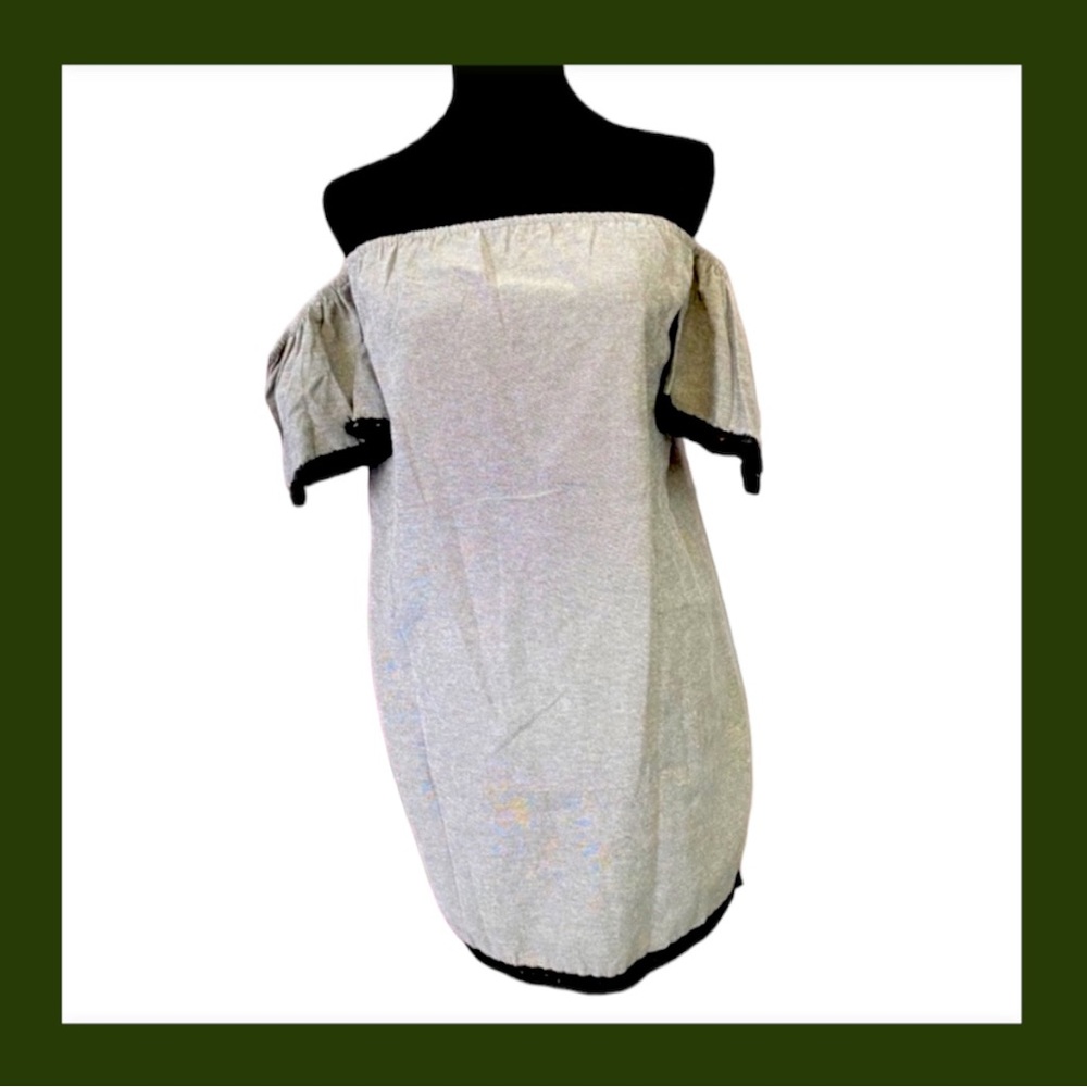 NWT! $39 Retail! CUTE off/cold shoulder gray mini dress w/black fringe. Size S